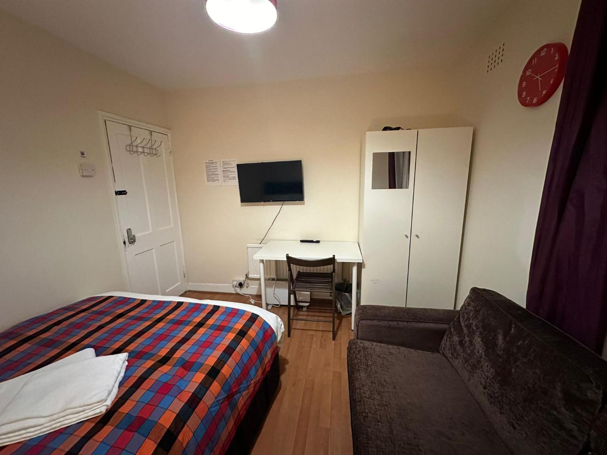 Beautiful Private Double In A Shared 3-bedroom Minutes Walk From Bethnal * Londra